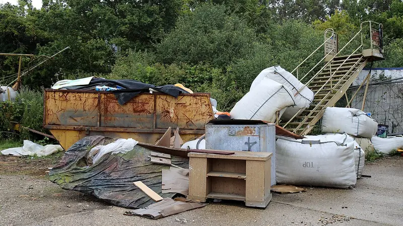 Mulde und Sperrgut vor einem Haus während einer Räumung
